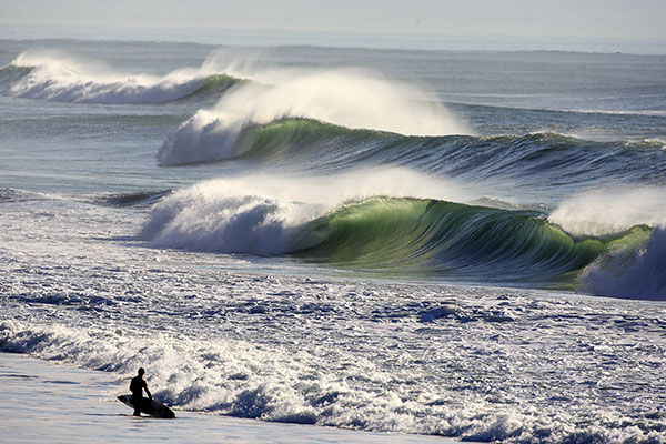 Plage des landes et surfeur